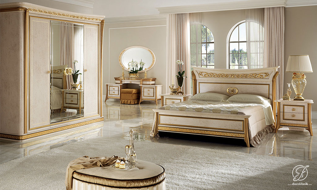 Set Kamar Tidur Klasik Mewah Ukir Melodi