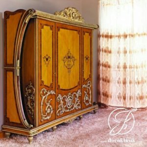 Lemari Pakaian Klasik 4 Pintu Ukir Racoco