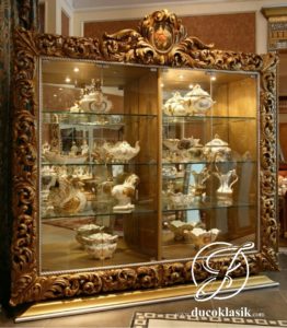 Lemari Hias Kaca Ukir Racoco Klasik