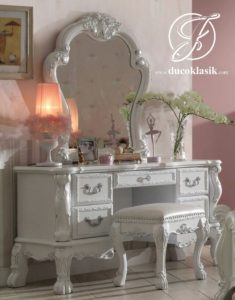 Meja Rias Ukir Queen Duco Putih