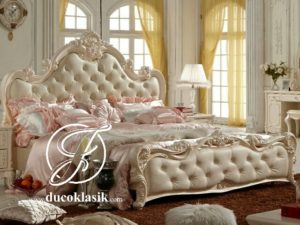 Tempat Tidur Kayu Balutan Busa Jok Ukir Mewah